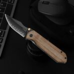 ⁦Kizer HARPOON FOLD 3-Layer Composite San Mai Steel + Flat Grind FRAME LOCK Titanium & Norplex UltreX™ Micarta⁩ - الصورة ⁦6⁩