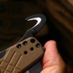 ⁦Kizer Aegis T Partially-Serrated Edge Clutch Lock™ Rescue Hook & Glass Breaker⁩ - الصورة ⁦6⁩