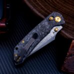 ⁦KANSEPT FENRIR CROSSBAR LOCK KNIFE SHRED CARBON FIBER HANDLE (3.48'' DAMASCUS BLADE) GREG SCHOB DESIGN⁩ - الصورة ⁦4⁩